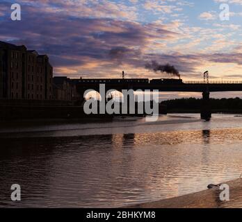 LMS 'Black 5' Dampflokomotive 45231 die Sherwood Forrester überquert die Carlisle Brücke (Lancaster, River Lune) auf der Westküste Hauptlinie Stockfoto