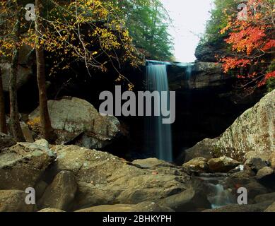 Eagle Falls in Cumberland Falls State Park im Spätherbst Stockfoto