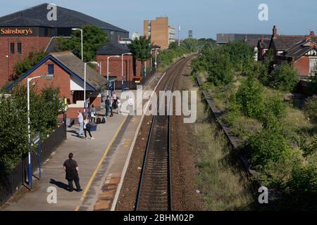 Northern Rail Passagiere am Bahnhof Saint Annes on Sea auf der eingleisigen Südbahn Fylde warten auf ihren Zug ankommen. Stockfoto