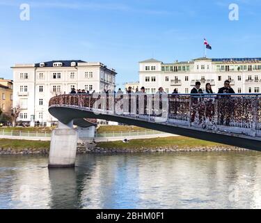 Salzburg, Österreich-18. Dezember 2019:eine Fußgängerbrücke über die Salzach, die den neuen Teil der Stadt mit der Altstadt verbindet. Stockfoto