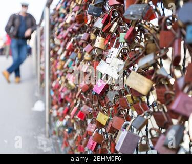 Dies ist eine Fußgängerbrücke über die Salzach in Salzburg, Österreich. Paare fügen Vorhängeschlösser an der Brücke als Symbol ihrer Liebe hinzu. Stockfoto