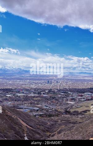 Salt Lake Valley und City Panoramablick vom Red Butte Trail zum Wohnzimmer, Wasatch Front, Rocky Mountains in Utah im frühen Frühling. Wandern Sie Stockfoto