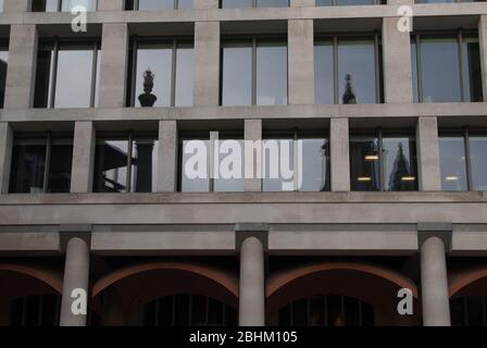 Portland Stone Windows Square Geometrisch 10 Paternoster Sq.London EC4M 7LS von Eric Parry Architects Stockfoto