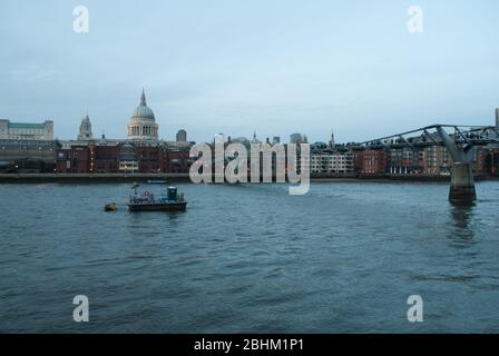 Themse City of London Skyline Stadtbild Icons St. Pauls Cathedral Dome Millennium Bridge Norman Foster Sir Christopher Wren Stockfoto