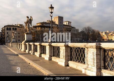 Ponte Sant'angelo. Fußgängerbrücke über den Tiber, Brücke des Heiligen Engels. Auf der Brücke in Richtung Stadt stehen. Stockfoto