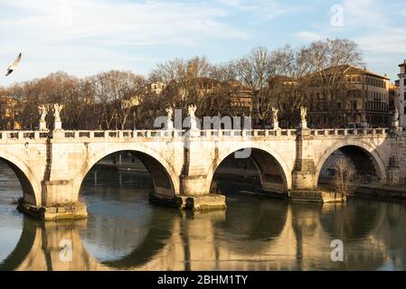 Ponte Sant'angelo. Fußgängerbrücke über den Tiber, Brücke des Heiligen Engels. Das Foto wurde im Frühjahr 2020 aufgenommen. Stockfoto