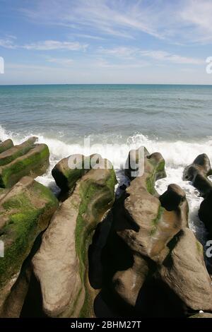 Sonnige Sicht auf das Laomei Green Reef in Shimen, Taiwan Stockfoto