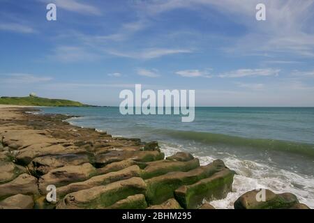 Sonnige Sicht auf das Laomei Green Reef in Shimen, Taiwan Stockfoto