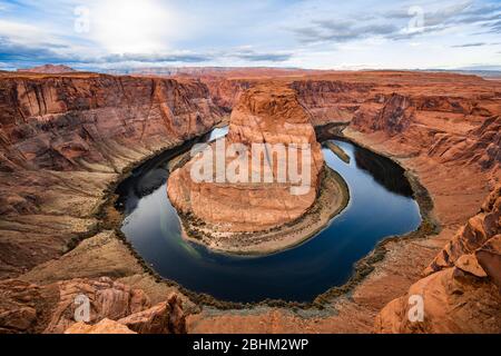 Horseshoe Bend Canyon riesige Steinschleife Panoramablick, Blick auf Colorado River Bend und Red Rock Canyon, stehende Wände am Rand. Stockfoto