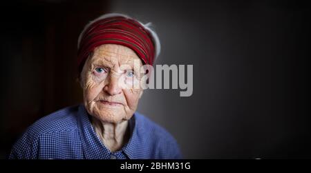 Porträt von senior Frau schaut in die Kamera Stockfoto