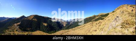 Sonnige Aussicht auf den Hechuan North Peak Trail in Nantou, Taiwan Stockfoto