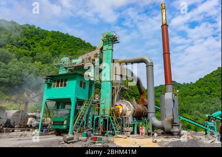 Asphalt heißen Mix Pflanze. Es besteht aus Kaltaggregat-System, Trocknungssystem, Staubabsaugung, Heißaggregat heben, Mischturm. Kat. Ba, Vi Stockfoto