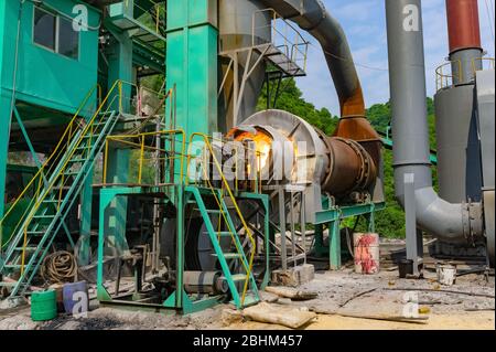 Kohlebrenner im Werk. Asphalt heißen Mix Pflanze. Es besteht aus Kaltaggregat-System, Trocknungssystem, Staubabsaugungssystem, Heißaggregat Heben, mi Stockfoto