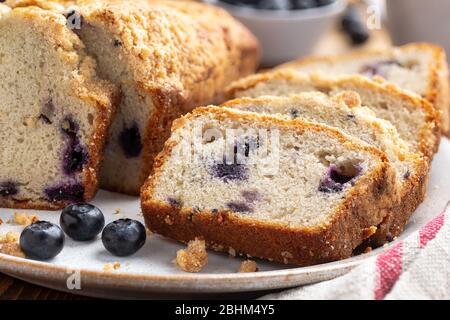 Nahaufnahme von Brotscheiben und frischen Beeren auf einem Teller Stockfoto