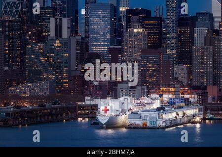 US Naval Hospital Ship Comfort - Blick auf den USNS Comfort, der am Pier 90 an der Skyline von Manhattan in New York City, NY, angedockt ist Stockfoto
