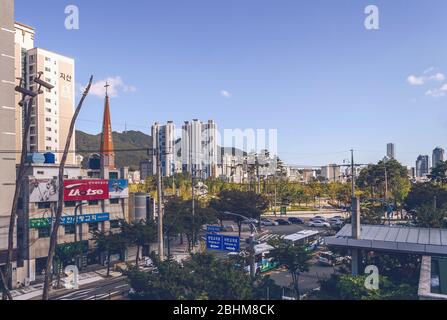 Busan, Südkorea, 13. September 2019: Stadtbild mit Bannern und Verkehr auf den Straßen an sonnigen Tagen Stockfoto