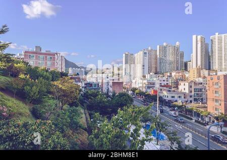 Busan, Südkorea, 13. September 2019: Stadtbild an sonnigen Tagen mit Hügeln und Straßen Stockfoto