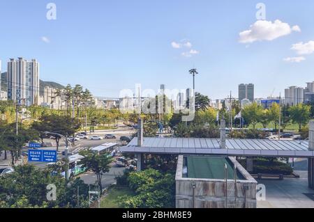 Busan, Südkorea, 13. September 2019: Stadtbild von Busan mit Straßen- und Parkblick Stockfoto