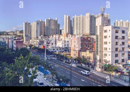 Busan, Südkorea, 13. September 2019: Blick auf mehrstöckige Gebäude und Straßen an sonnigen Tagen Stockfoto