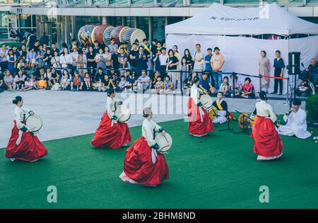 Busan, Südkorea, 13. September 2019: koreanische Tänzerinnen und Tänzer in hanbok treten mit ihren Trommeln auf Stockfoto