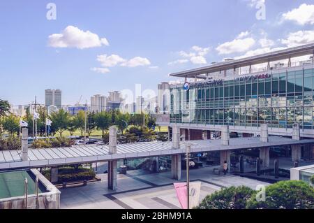 Busan, Südkorea, 13. September 2019: Teil des National Busan Gugak Centre Building und Citizens Park Stockfoto