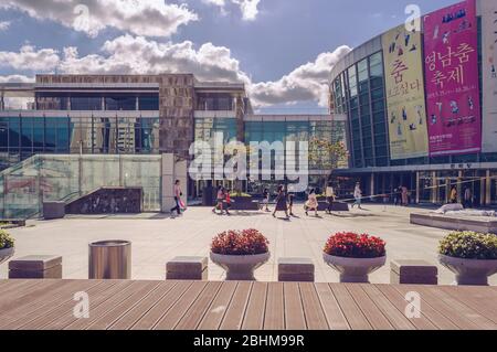 Busan, Südkorea, 13. September 2019: Menschen, die zu der Aufführung in Chuseok in der Nähe des National Busan Gugak Centre gehen Stockfoto