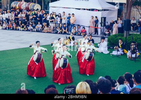 Busan, Südkorea, 13. September 2019: Performance koreanischer Tänzerinnen in Hanboks mit ihren Trommeln Stockfoto