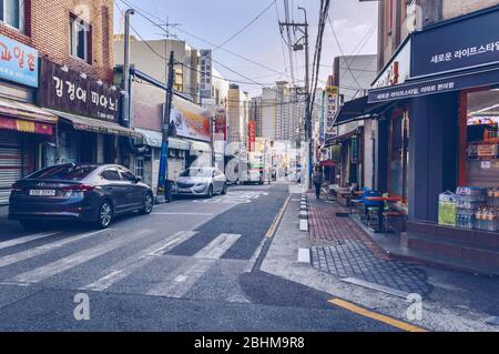 Busan, Südkorea, 13. September 2019: Blick auf die typisch koreanische Straße mit kleinen Geschäften entlang der schmalen Straße Stockfoto