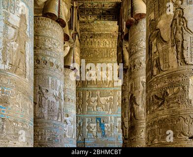 Details der gut erhaltenen Säulen und Innenwände des Hypostyle-Saals des Tempels von Hathor, Teil des Dendera-Tempelkomplexes Stockfoto