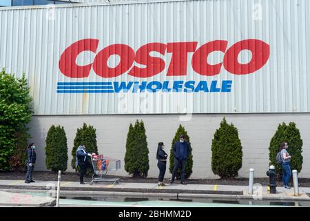 NEW YORK, NEW YORK - 25. APRIL 2020: Die Leute warten vor dem Costco-Laden von Long Island City während der Coronavirus-Pandemie. Stockfoto