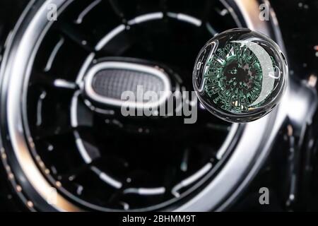 3D-Rendering. Сlose-up des Covid-2019 Virus auf einem Auto-Panel Hintergrund. Pandemische medizinische Coronavirus Konzept mit Auto. Die Auswirkungen des Coronavirus auf Stockfoto