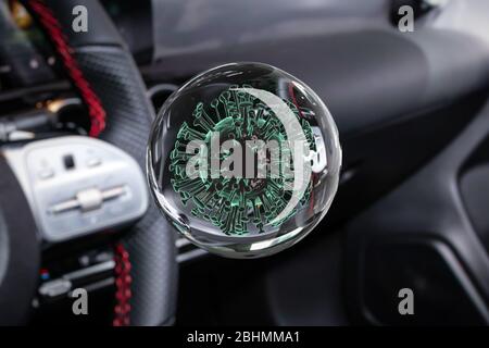 3D-Rendering. Сlose-up des Covid-2019 Virus auf einem Auto-Panel Hintergrund. Pandemische medizinische Coronavirus Konzept mit Auto. Die Auswirkungen des Coronavirus auf Stockfoto