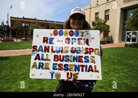 San Luis Obispo, Usa. April 2020. Eine Frau hält ein Plakat, das die kalifornische und lokale Regierung bittet, alle Geschäfte in San Luis Obispo während der Demonstration wieder zu öffnen.Da das California Shelter in Kraft Aufträge weiterhin viele Kleinunternehmer und Angestellte aus Geschäft, Arbeiter in San Luis Obispo halten, Kalifornien hielt einen Protest vor dem Bezirksgericht von San Luis Obispo ab, der zur Wiedereröffnung der Wirtschaft und gegen die Schließung des Coronavirus aufrief. Quelle: SOPA Images Limited/Alamy Live News Stockfoto