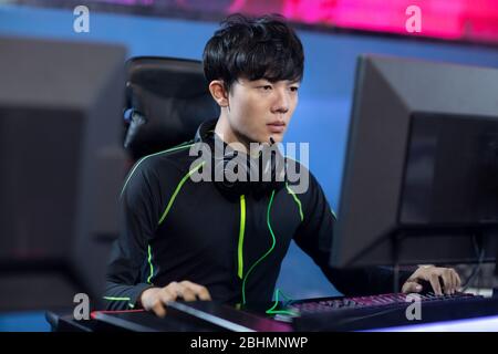 Junger Chinese, der eSports spielt Stockfoto