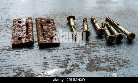Rostige Metalloberfläche anschrauben. Nahaufnahme. Schrauben Industrie Hintergrund Textur. Selektiver Fokus. Branchenkonzept. Speicherplatz kopieren. Stockfoto