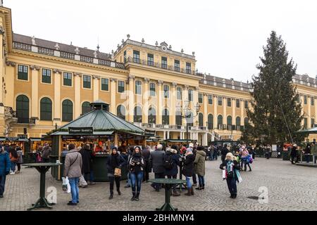 Weihnachtsmärkte im Schloss Schönbrunn in Wien, Österreich Stockfoto