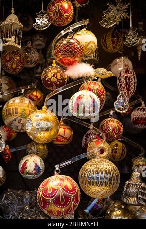 Bunte Ornamente und Geschenke zum Verkauf auf den Weihnachtsmärkten in Wien, Auastria Stockfoto