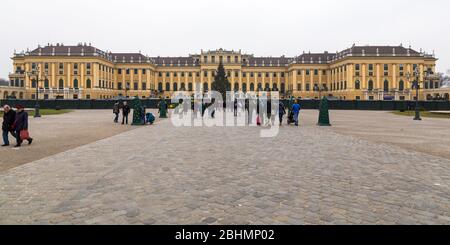 Weihnachtsmärkte im Schloss Schönbrunn in Wien, Österreich Stockfoto