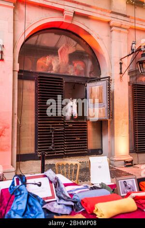 Wien, Österreich - 16. Dezember 2019: Weihnachtseinkäufer finden auf dem kleinen Weihnachtsmarkt Advent in der Stallburg einzigartige Geschenke. Stockfoto