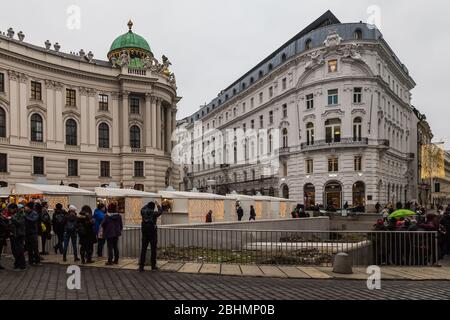 Wien, Österreich - 16. Dezember 2019: Künstler und Händler verkaufen auf den Weihnachtsmärkten in Wien schöne Geschenke an Einkäufer. Stockfoto