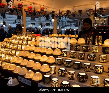 Bunte Ornamente und Geschenke zum Verkauf auf den Weihnachtsmärkten in Wien, Auastria Stockfoto