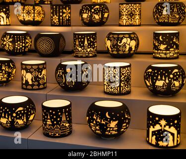 Bunte Ornamente und Geschenke zum Verkauf auf den Weihnachtsmärkten in Wien, Auastria Stockfoto