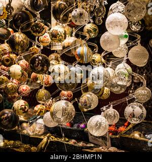 Bunte Ornamente und Geschenke zum Verkauf auf den Weihnachtsmärkten in Wien, Auastria Stockfoto