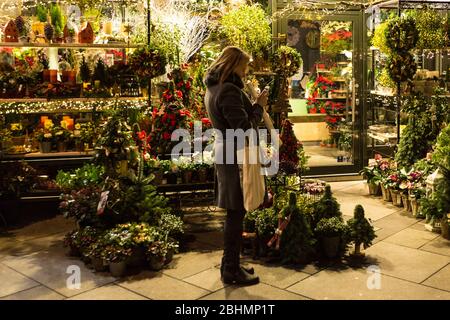 Wien, Österreich - 16. Dezember 2019: Künstler und Händler verkaufen auf den Weihnachtsmärkten in Wien schöne Geschenke an Einkäufer. Stockfoto