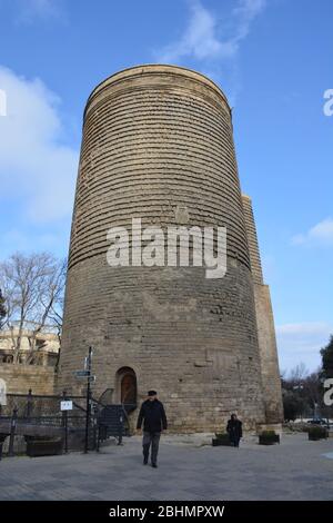 Der Maiden-Turm aus dem 12. Jahrhundert (GIZ Galasy) in der Altstadt von Baku enthält ein Museum und ist über Bauwerke aus dem 7. Bis 6. Jahrhundert v. Chr. errichtet. Stockfoto