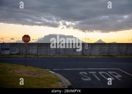 Blick auf den Tafelberg in der Ferne Südafrika Stockfoto