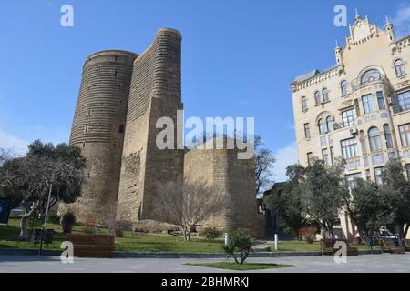 Der Maiden-Turm aus dem 12. Jahrhundert (GIZ Galasy) in der Altstadt von Baku enthält ein Museum und ist über Bauwerke aus dem 7. Bis 6. Jahrhundert v. Chr. errichtet. Stockfoto