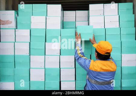 Peking, Chinas Provinz Shandong. April 2020. Ein Mitarbeiter überprüft die medizinischen Hilfsgüter, die auf einem Güterzug China-Europa in Richtung Budapest, Hauptstadt von Ungarn, am Jinan Südbahnhof in Jinan, Ostchinesische Provinz Shandong, geladen wurden, am 26. April 2020. Kredit: Wang Kai/Xinhua/Alamy Live News Stockfoto