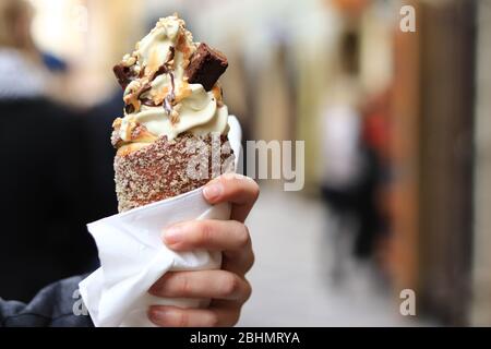 Trdelnik Traditionelles tschechisches Gebäck Dessert, Prag, Tschechische Republik, gerollte und gegrillte Pastereien Stockfoto