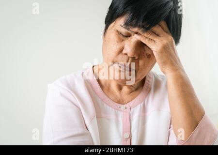 Kopfschmerzen, Stress, Migräne der alten Frau, Gesundheitsproblem des Senior-Konzepts Stockfoto